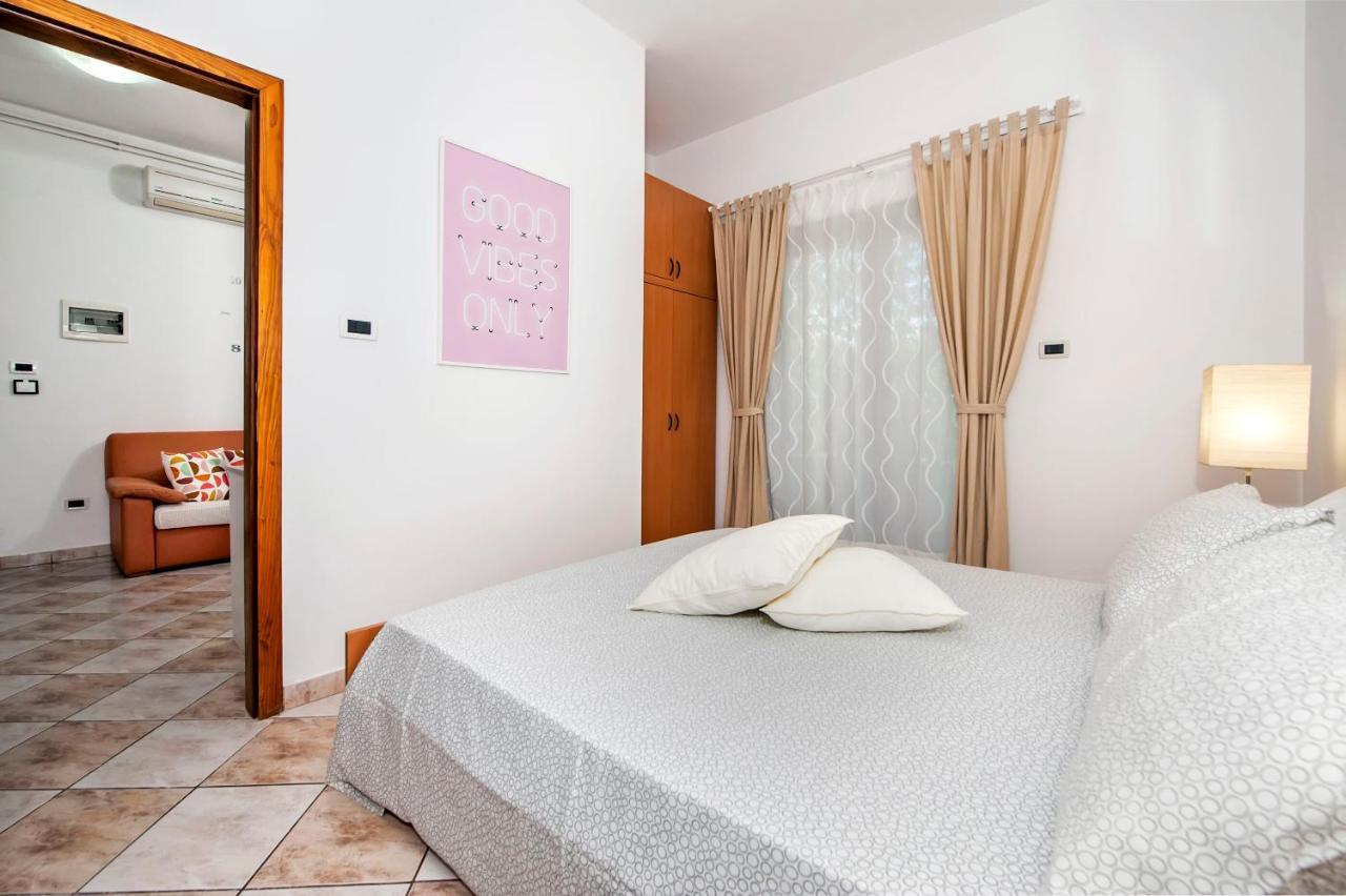 Apartments Milan โรวีน ภายนอก รูปภาพ